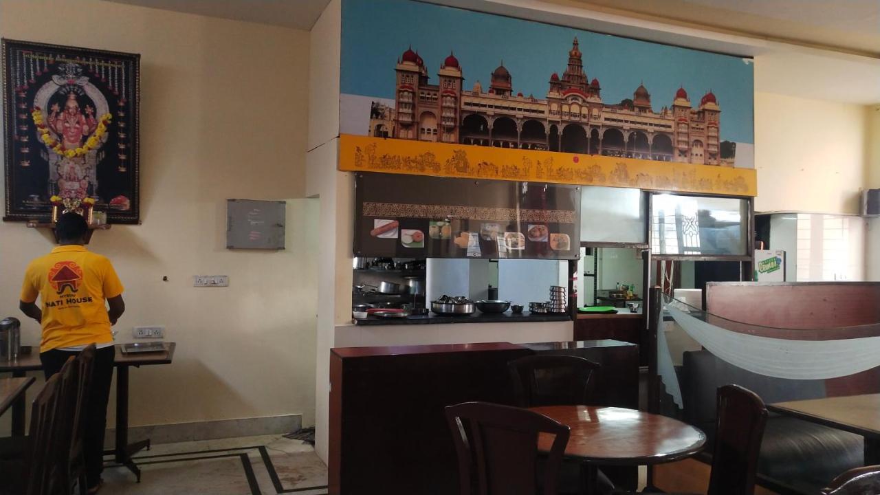 Hotel Vyshak International Mysore Extérieur photo