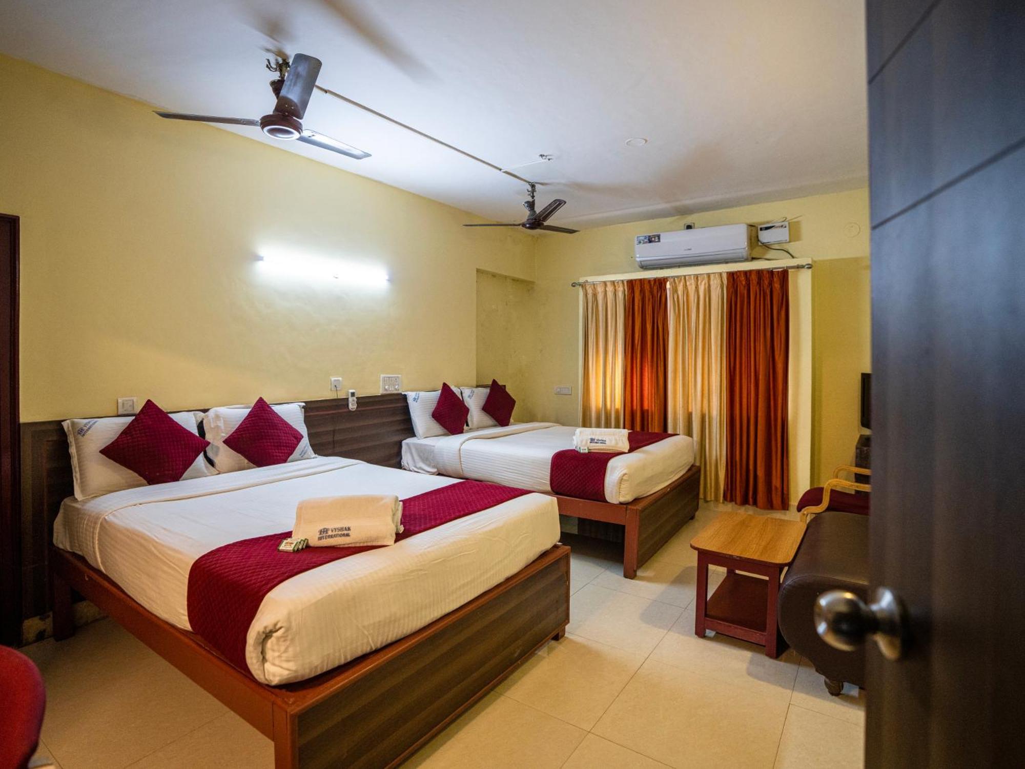 Hotel Vyshak International Mysore Extérieur photo